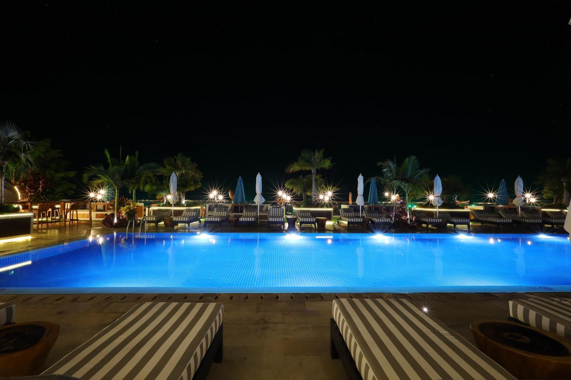 The Riyaz Lavanya Langkawi Pantai Cenang  Eksteriør bilde The pool at night